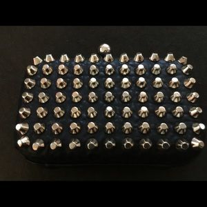 Studded clutch